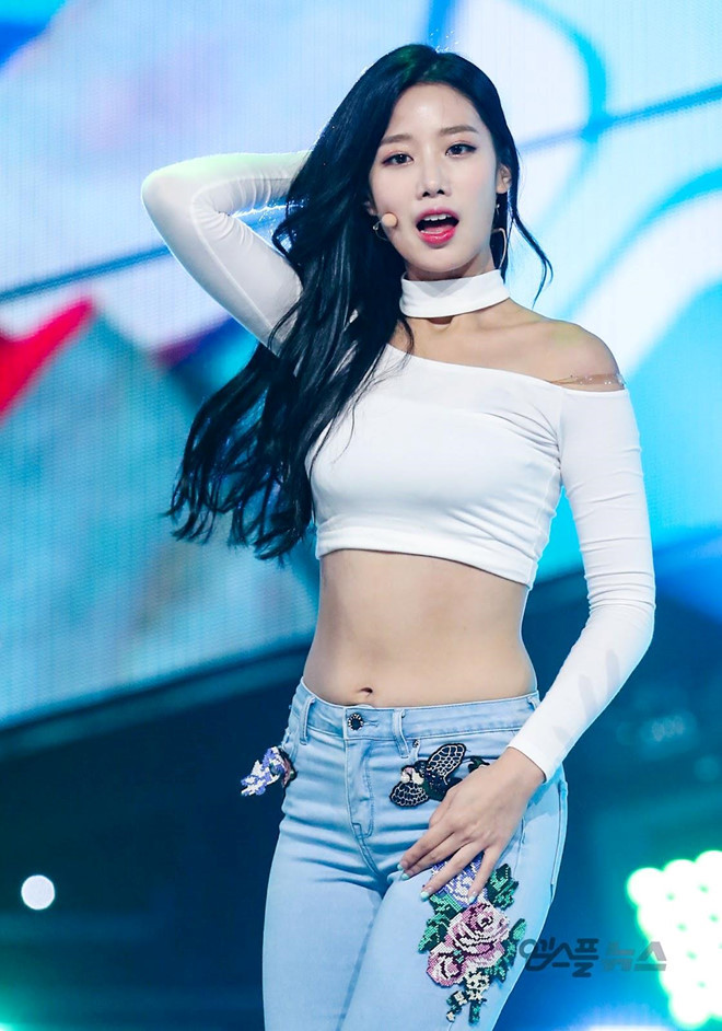 Điều khiến Jo Hyun nghiện ăn mặc hở hang là do sở hữu gương mặt trẻ thơ, trong sáng nhưng lại có một body quyến rũ.