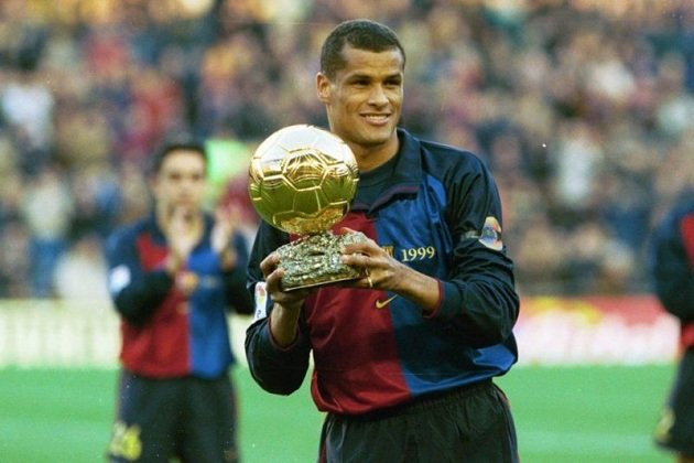 Rivaldo từng đoạt Quả bóng vàng năm 1999 khi cùng Barca vô địch La Liga và lên ngôi tại Copa America. Năm 2002, anh là trụ cột của Brazil trong hành trình vô địch bóng đá thế giới.