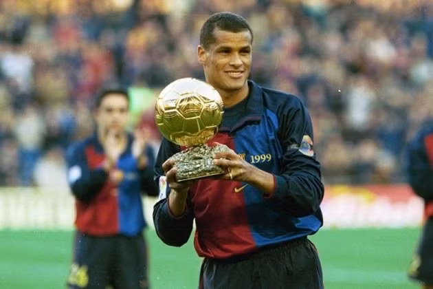 Rivaldo từng đoạt Quả bóng vàng năm 1999 khi cùng Barca vô địch La Liga và lên ngôi tại Copa America. Năm 2002, anh là trụ cột của Brazil trong hành trình vô địch bóng đá thế giới.