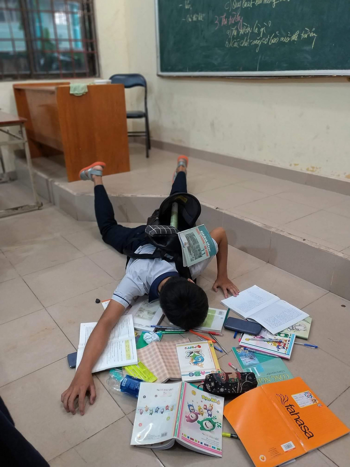 Mới đây, trào lưu ngã sấp mặt được các bạn học sinh, sinh viên đưa vào nhà trường và ngay lập tức mang đến tiếng cười cho cộng đồng mạng.