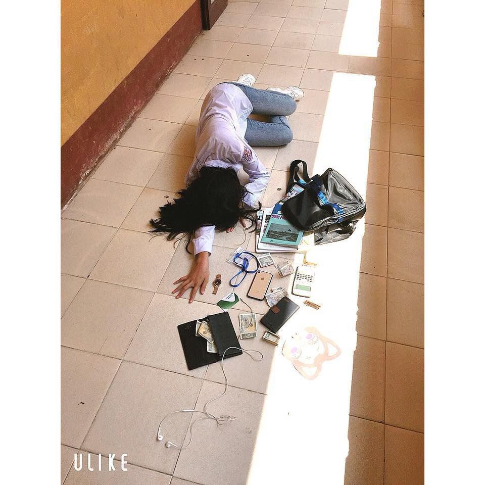 Thế mới biết, đâu cần phải đồ hiệu tiền triệu mới được chú ý, chỉ với ống bút, sách vở, máy tính cũng đủ để các bạn trẻ thu về cho mình hàng ngàn lượt like.