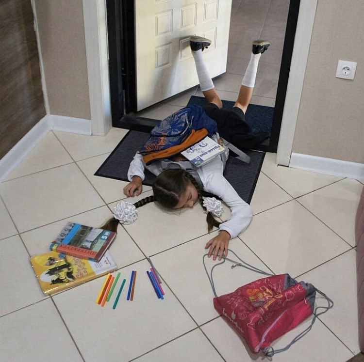 Đâu cần phải hàng hiệu mới thu hút người xem nhỉ? Sách vở cũng là phụ kiện không tồi đấy chứ.