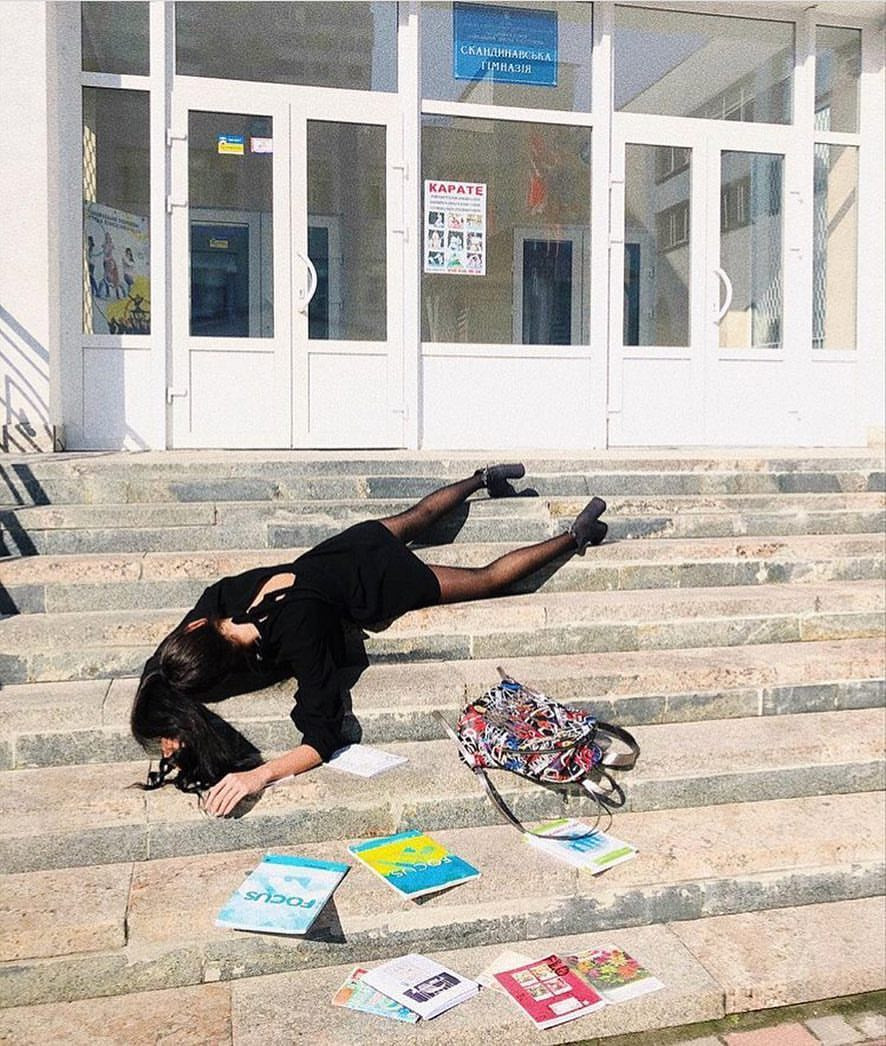 Chỉ là học sinh mà lại là con nhà giàu nữa thì cũng "ngã sang chảnh" lắm.