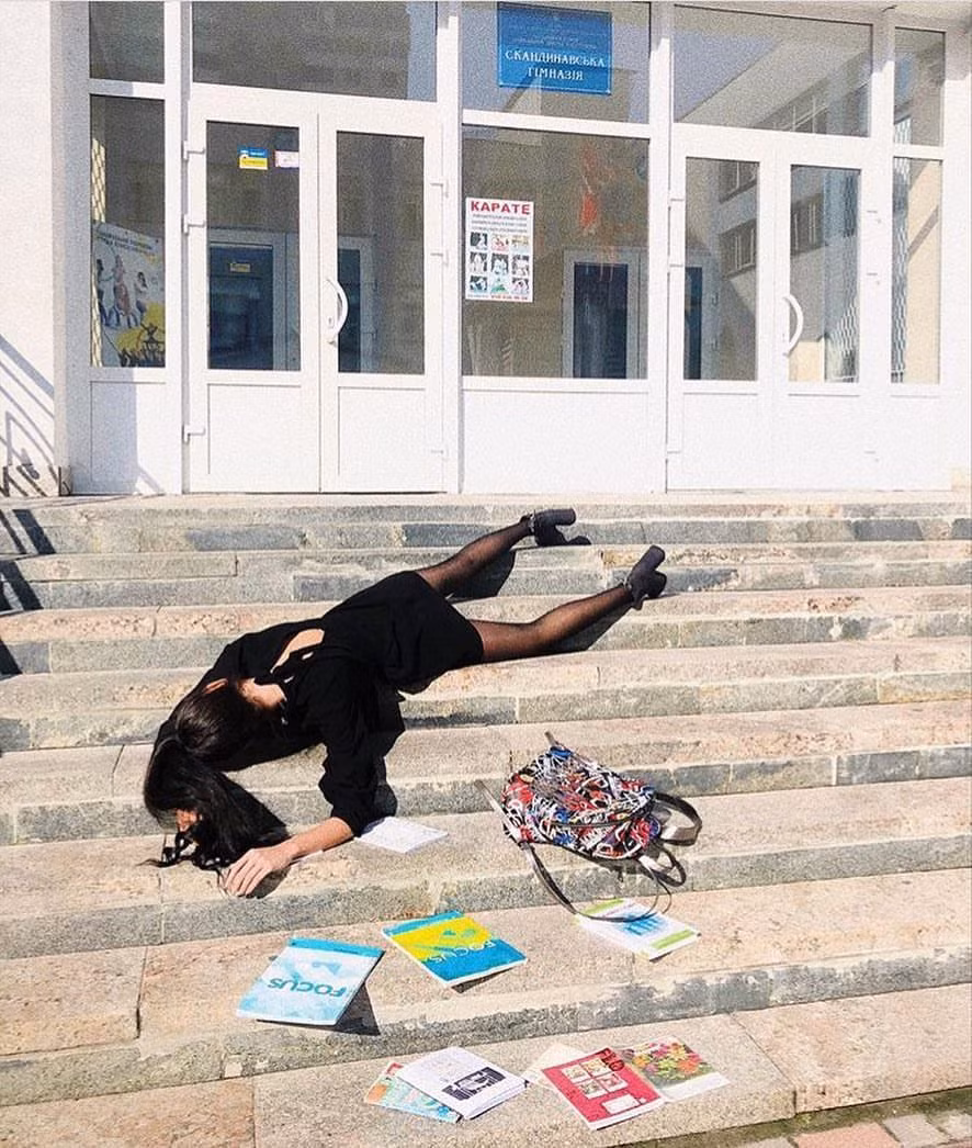 Chỉ là học sinh mà lại là con nhà giàu nữa thì cũng "ngã sang chảnh" lắm.