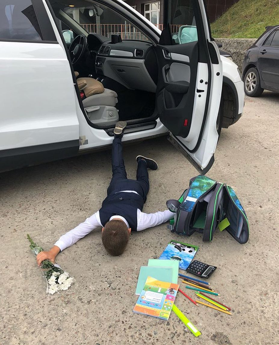 Các bạn học sinh thi nhau thể hiện sự lầy lội của mình.