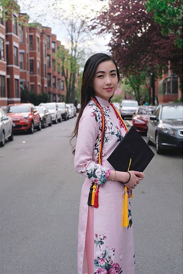 Thời gian qua, nếu theo dõi trang cá nhân của hot girl Mie Nguyễn, dân mạng liên tục được ngắm những bước chuẩn bị cho đám cưới của cô nàng. Nào là nhẫn cưới đến từ thương hiệu xa xỉ, nào là chụp ảnh cưới từ Paris về tới Đà Nẵng - Hội An, chuyển về Việt Nam sống....