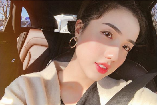 Tuy nhiên, trong khi "ăn nằm" chờ đám cưới của cặp đôi trên, dân mạng vẫn thường ngày "lượn" qua trang cá nhân của Mie Nguyễn xem tiến độ chuẩn bị cho gia đình nhỏ của cô nàng này đến đâu.