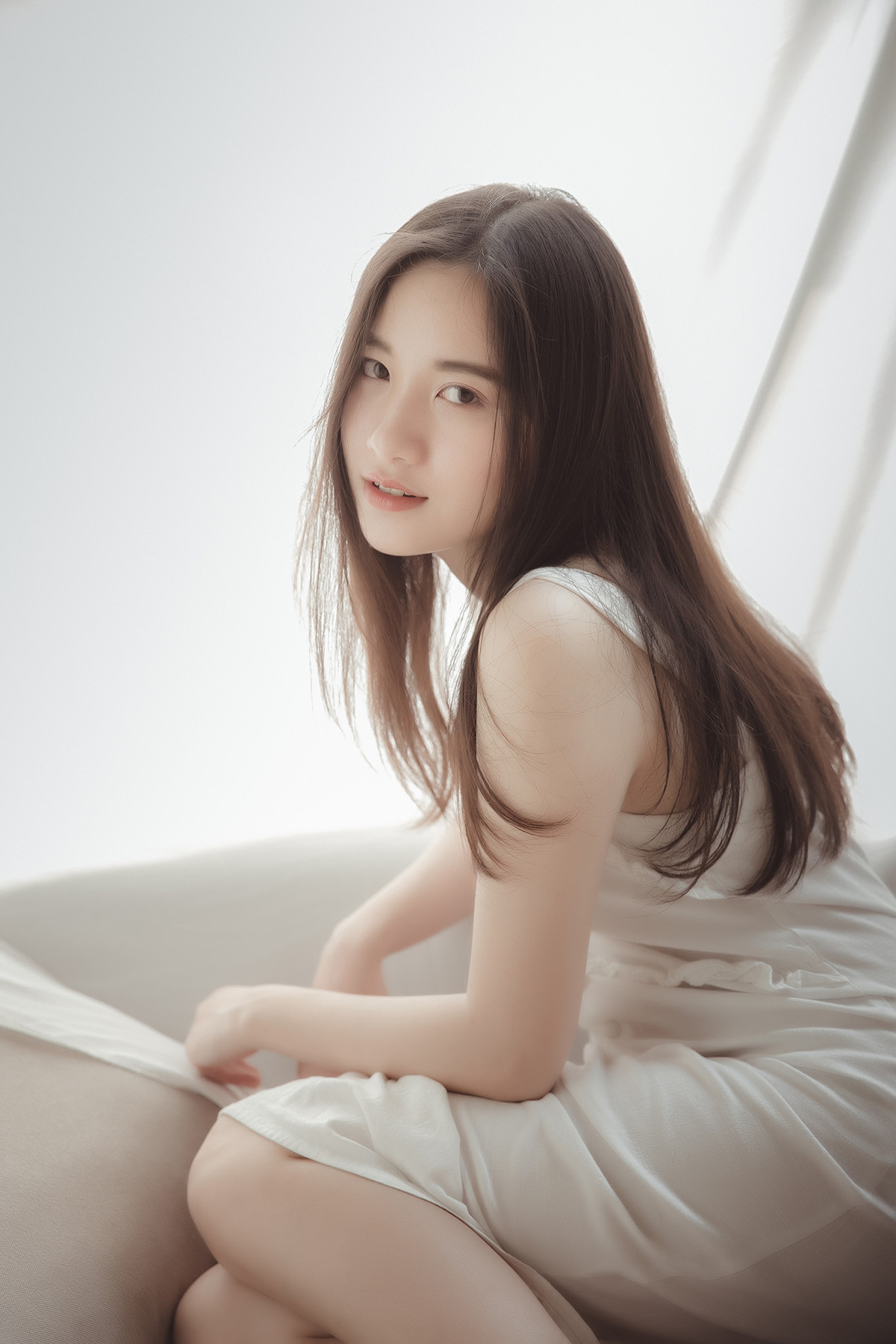 Từ lâu, Học viện Ngoại giao đã được biết đến là cái nôi của những Hoa khôi xinh đẹp, học giỏi, tài năng. Cô bạn có tên Ngọc Anh, nữ sinh Ngoại giao cũng là một trường hợp như vậy khi vừa sở hữu tài sắc vẹn toàn.