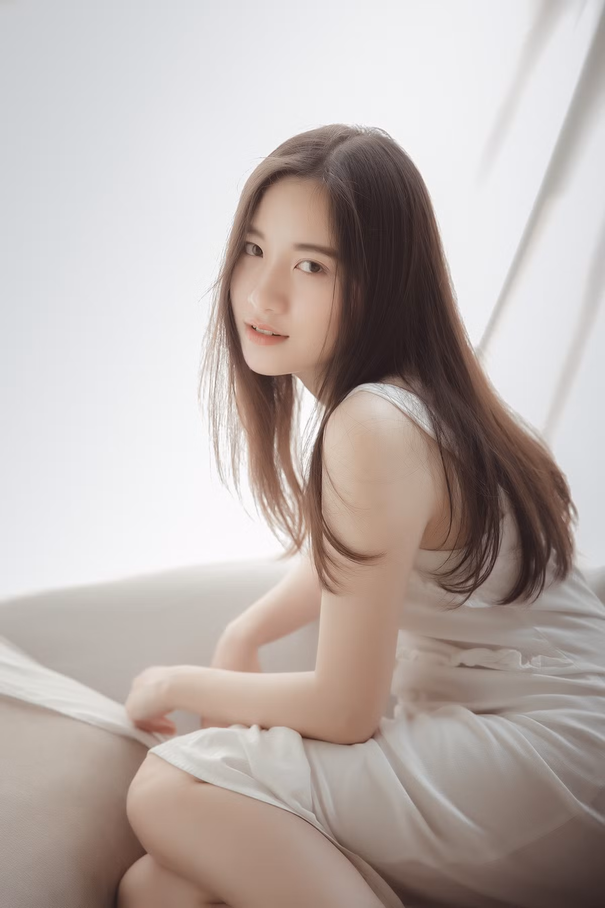 Từ lâu, Học viện Ngoại giao đã được biết đến là cái nôi của những Hoa khôi xinh đẹp, học giỏi, tài năng. Cô bạn có tên Ngọc Anh, nữ sinh Ngoại giao cũng là một trường hợp như vậy khi vừa sở hữu tài sắc vẹn toàn.