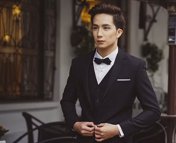 Sở hữu thân hình 6 múi, chiều cao 1,84 m và phong cách ăn mặc lịch lãm, 9X là hình mẫu lý tưởng của nhiều cô gái. Hạo Đông cũng là người mẫu tự do, tham gia diễn xuất trong MV của các ca sĩ và một số dự án phim ngắn.