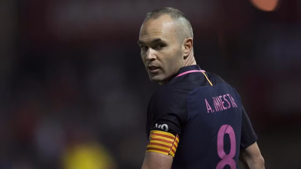 Iniesta nói chuyện tương lai: Phát biểu trước báo giới về thông tin chuyển nhượng bóng đá, Iniesta cho hay: “Tôi đã nói vài lần rồi. Tôi không nói tôi sẽ từ giã sự nghiệp nhưng ở độ tuổi này, tôi sẽ quyết định về tương lai của chính mình. Tôi muốn thành thật với chính bản thân mình và với đội bóng. Thời điểm này tôi vẫn còn sức mạnh, mục tiêu và ý chí để tiếp tục cống hiến hết khả năng trong một vài năm tới. Tôi không nghi ngờ gì về điều đó cả. Mong muốn của tôi vẫn luôn như vậy và không hề thay đổi. Tôi muốn kết thúc sự nghiệp tại Barca. Tôi đã mơ về nó từ ngày 12 tuổi.” Ảnh: Marca