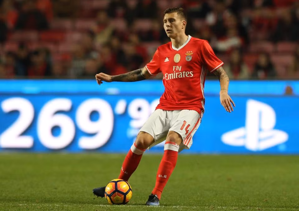 M.U phải chi 52 triệu bảng nếu muốn có Lindelof: CLB Benfica khẳng định, sẽ chỉ để trung vệ Victor Lindelof rời đội bóng chuyển sang M.U nếu như nhận đủ số tiền 60 triệu euro (khoảng 52 triệu bảng).