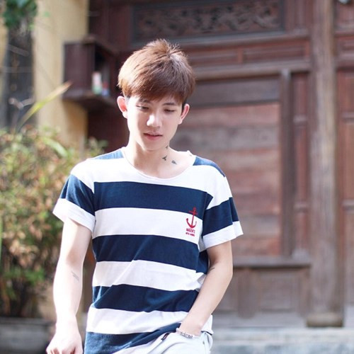 Mới đây, Ken Lous Tuấn Phong bất ngờ xếp ở vị trí số 1 trong một BXH sắc đẹp mà trang tin Thái Lan bình chọn và "nam thần" Việt này trở thành cái tên khiến nhiều người tò mò.