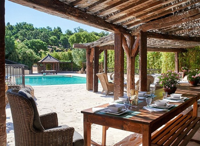 Biệt thự của ngôi sao Johnny Depp có bể bơi khá rộng và yên tĩnh.