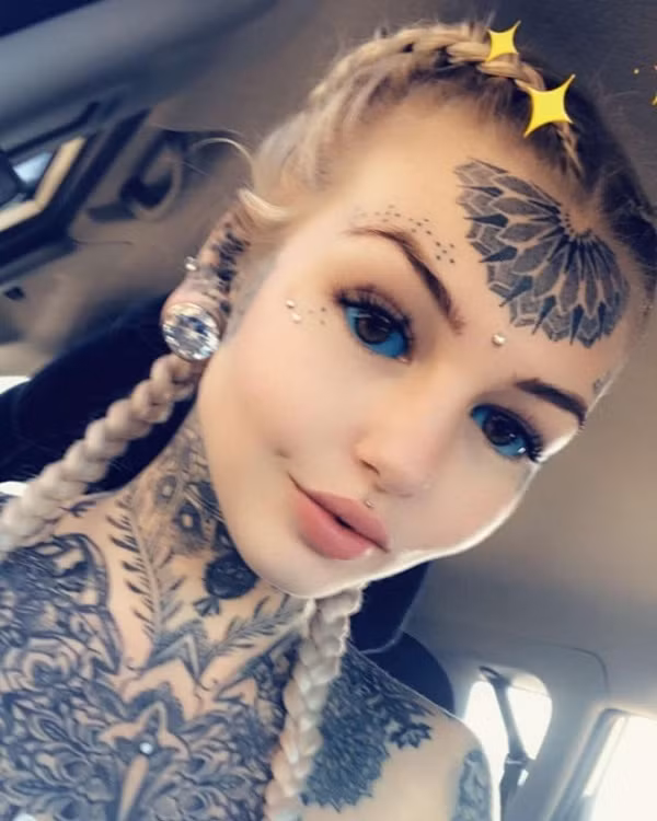 Sau khi bỏ số tiền để xăm kín người và tách lưỡi, Amber Luke trông rất cá tính, cool ngầu bởi những hình xăm ma mị. Có nhiều ý kiến về diện mạo mới này của cô nàng, tuy nhiên, không vì thế mà cô gái người Australia này cảm thấy hối hận với những gì mình đã làm.