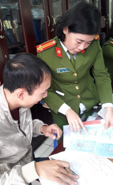 Trung tá Ngô Thị Ánh Tuyết hướng dẫn người dân làm tờ khai.