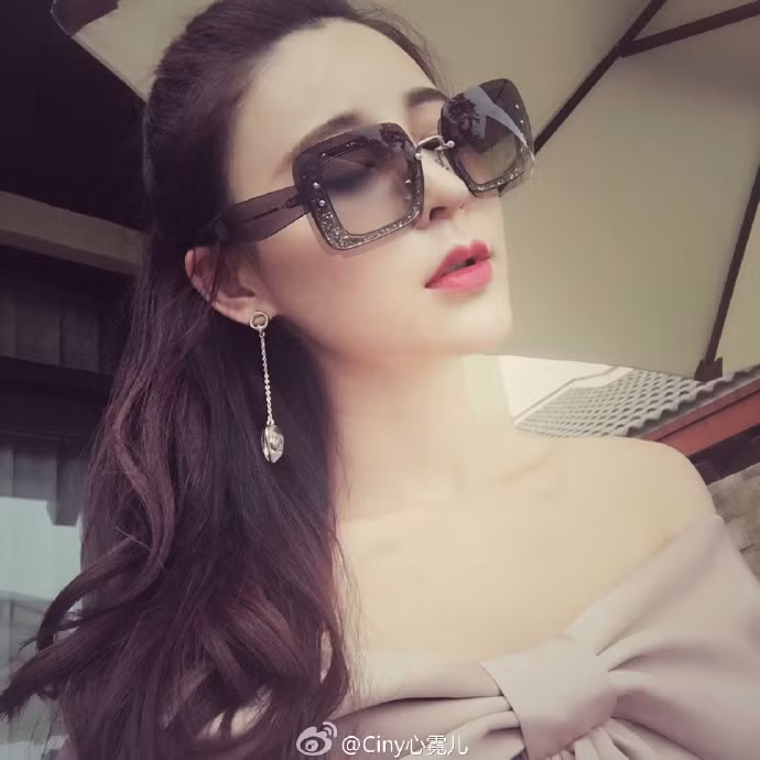 Được biết, cô là con gái của một đại gia có tiếng tại Đài Loan tên Liu Ni (hay còn được mọi người gọi với cái tên Ciny).