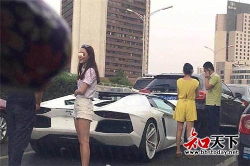 Sự việc không chỉ dừng lại ở một vụ tai nạn nhỏ cho đến khi cô gái điều khiển xế hộp màu trắng bước ra. Cô gái khiến nhiều người có mặt tại hiện trường bất ngờ bởi chiều cao tới 1m72 cùng nhan sắc xinh đẹp của mình.