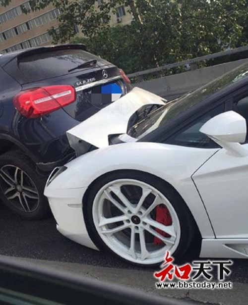 Cụ thể, vụ tai nạn được xác định do một cô gái xinh đẹp cầm lái không làm chủ được tốc độ và đâm liên hoàn vào hai chiếc xe phía trước. Ngay sau khi vụ việc cô gái lái xe sang gây tai nạn xảy ra, cảnh sát đã có mặt xử lí sự việc cũng như điều tiết giao thông.