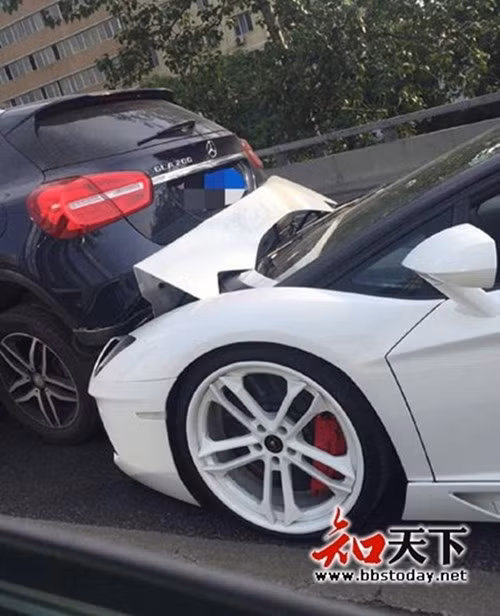 Cụ thể, vụ tai nạn được xác định do một cô gái xinh đẹp cầm lái không làm chủ được tốc độ và đâm liên hoàn vào hai chiếc xe phía trước. Ngay sau khi vụ việc cô gái lái xe sang gây tai nạn xảy ra, cảnh sát đã có mặt xử lí sự việc cũng như điều tiết giao thông.