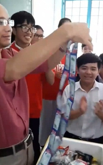 Clip sau khi được đăng tải đã nhanh chóng thu hút sự chú ý lớn từ cộng đồng mạng vì sự hồn nhiên, trong sáng thêm chút tình cảm thầy trò đáng quý khiến nhiều người nhớ về tuổi học trò của mình. Nickname My Ha có viết: "Quá dễ thương. tất cả những món quà đều là "tấm lòng" của từng học sinh trong được tập thể lớp đặt vào gửi đến thầy. Nghĩ ra được cách làm này quả là độc đáo".