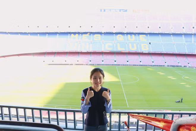 Cũng chính vì hâm mộ cuồng nhiệt Chelsea nên Khánh Linh chọn trường học cấp ba có tên liên quan đến đội bóng và nhận nhiều niềm vui bất ngờ.