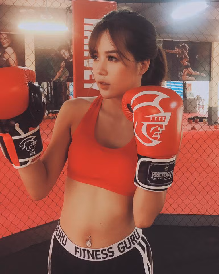 Nữ biên tập viên thể thao 9X được nhắc tới đó là Nguyễn Thuỳ Dương (SN 1996) hay còn có nickname Dương Kẹo. hiện đang là sinh viên năm cuối trường Học viện Hành chính quốc gia.