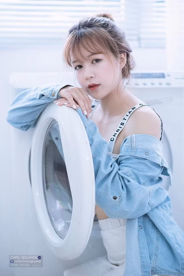 Không chỉ mê bóng đá và xinh đẹp, Dương Kẹo còn gây ấn tượng khi nhiều năm liền là học sinh giỏi. 9x từng đạt khá nhiều giải thưởng khi thi học sinh giỏi môn tiếng Anh cấp huyện, cấp tỉnh và giải 3 Olympic tiếng Anh quốc gia trên internet.