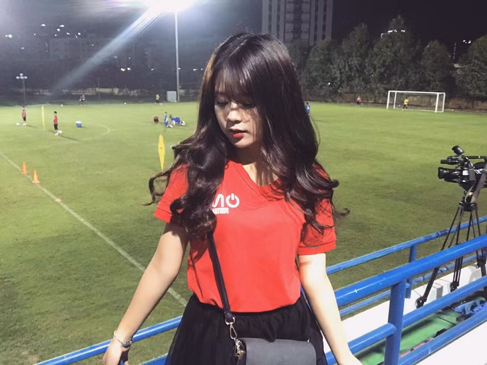 Từng là một người mẫu ảnh có tiếng trong cộng đồng mạng, nhưng vì tình yêu cháy bỏng với trái bóng tròn, cô nàng 9x Hà thành đã quyết tâm chuyển hướng để trở thành nữ biên tập viên thể thao và gây nhiều ấn tượng khi chương trình được lên sóng.