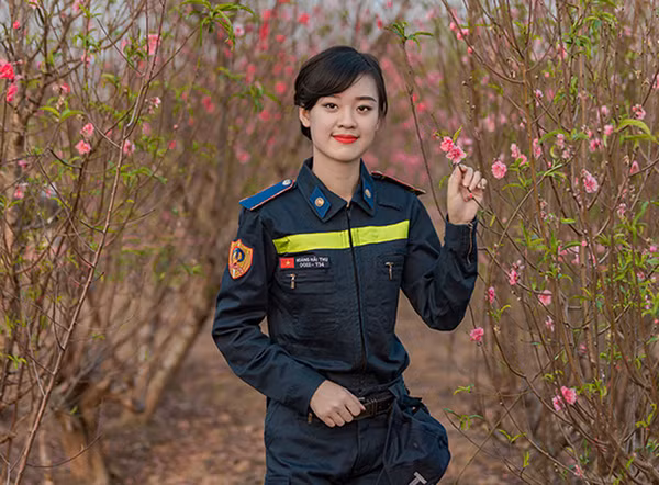 Ve dep hut hon cua nu sinh DH Phong chay chua chay