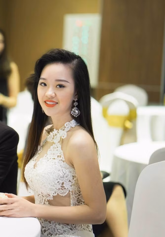 Khuôn mặt đẹp và nụ cười duyên dáng của Hải Thu khiến biết bao chàng trai phải say mê.