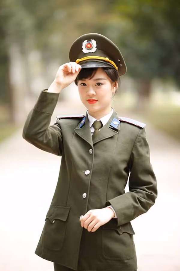 Xinh đẹp, năng động vì vậy, Hải Thu luôn là một nhân vật cốt cán trong các phong trào của trường và được các giáo viên và các thành viên trong lớp bầu làm tiểu đội trưởng.