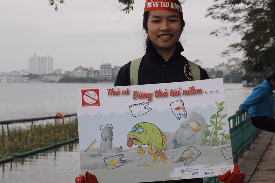 Chưa kể, cũng trong những ngày này, nhiều nhà còn dọn bàn thờ và những tro, chân hương, bát hương hay cả bàn thờ cũ cũng được nhiều nhà mang ra sông vứt. Điều này mô hình chung đã đã khiến hệ sinh thái của nhiều ao hồ gặp phải tình trạng ô nhiễm khá nặng. Ảnh: Mạnh Hưng