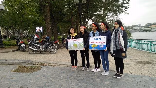 Những người trẻ sẵn sàng dùng tay không để thu nhặt, vớt những túi rác mà người dân đã xả ra cho thấy ý thức bảo vệ môi trường là rất cao và hành động này nên cần được phát huy trong thời gian dài chứ không chỉ gói gọn trong ngày lễ Táo quân. Ảnh: Mạnh Hưng