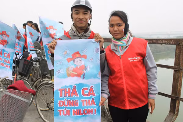 Cũng trong ngày tiễn Táo quân về trời, người Việt thường sẽ thả cá ra ao hồ nhưng điều đáng nói ở đây đó là ý thức thả cá của nhiều người vô cùng kém khi tiện tay thả luôn những bịch ni lông xuống ao hồ vừa thả cá xong. Ảnh: Tiền Phong.
