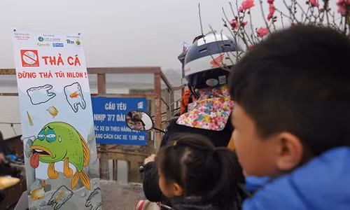 Nhóm bạn trẻ của trường Đại học Thương Mại - Hà Nội với những thông điệp có tính nhân văn để bảo vệ môi trường trong ngày tiễn ông Táo về trời. Ảnh: Mạnh Hưng.