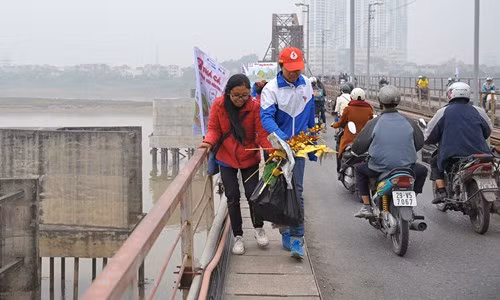 Xác định được điều này nên nhiều nhóm bạn trẻ đã dành chút thời gian ra những địa điểm mà nhiều người hay phóng sinh cá để nhắc nhở mọi người mọi người giữ gìn vệ sinh chung trong ngày tiễn ông Táo về trời. Ảnh: Tiền Phong.