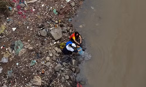 Không chỉ có những băng rôn, khẩu hiệu kêu gọi mọi người có ý thức chung với môi trường mà chính các bạn trẻ từ nhóm tình nguyện đã tự tay cải tạo lại môi trường bằng cách thu nhặt những túi ni lông của người dân ngay sau khi họ phóng sinh. Ảnh: Minh Tuấn