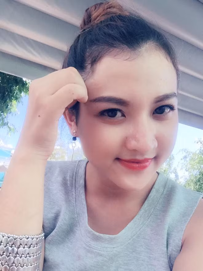 "Người tình tin đồn" của Tiến Dũng đó là nickname Ronaldi Tien hiện đang sinh sống và làm việc tại Sài Gòn. Lần mò vào trang cá nhân của cô bạn này, có thể tìm thấy rất nhiều những bức hình liên quan đến bóng đá như khi lên sân cổ vũ hay khoe những chiếc áo đấu trong đó có áo thủ môn được tặng.
