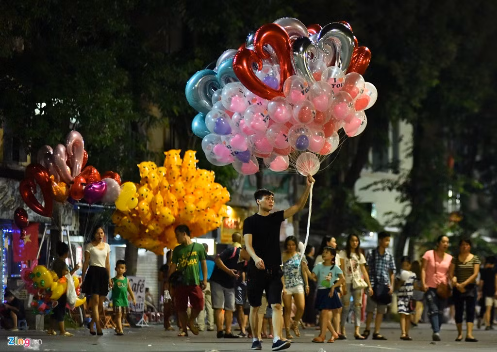 Tối 2/9, những người bán hàng rong xuất hiện dày đặc.