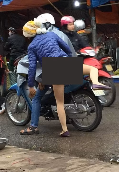 Nên chú ý nguyên tắc quần tất mỏng tuyệt đối không được diện cùng áo dáng ngắn, phải soi gương kỹ càng lúc mặc đồ trước khi ra phố để không trở thành "thảm họa thời trang" bị chê cười.