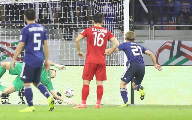 Trên chấm 11m, dù Văn Lâm đã đủ người chính xác nhưng không cứu đội tuyển Việt Nam khỏi một bàn thua.