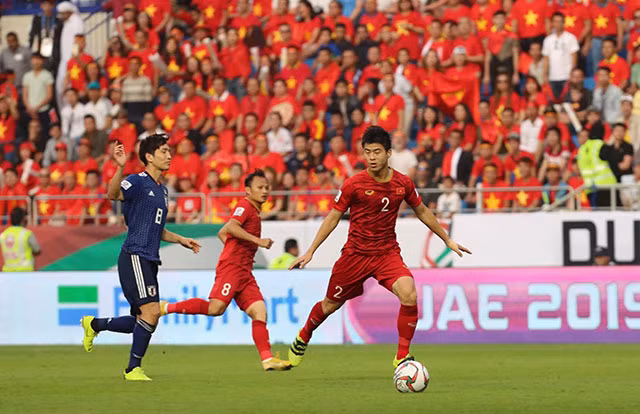Dù bị xếp "dưới cơ" nhưng các cầu thủ đội tuyển Việt Nam đã nhập cuộc với tinh thần không e ngại đối thủ khi tạo ra không ít những pha tấn công có bài bản trải đều ở mọi vị trí trên sân khiến Nhật Bản có phút giây bối rối thực sự.