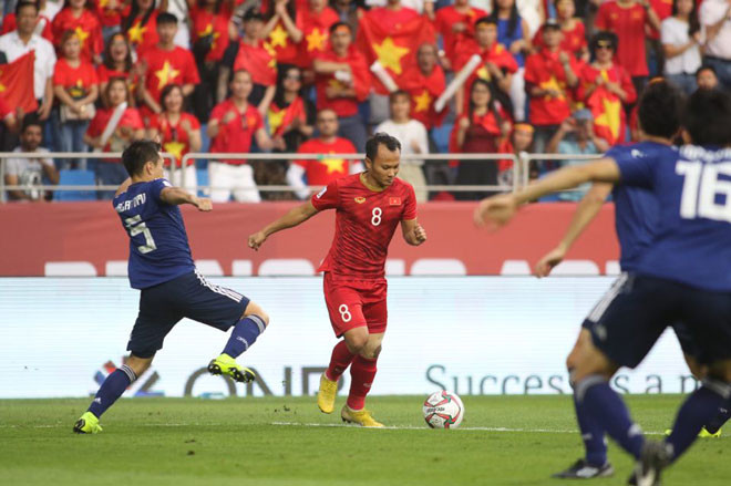 Sự sòng phẳng của đội tuyển Việt Nam với Nhật Bản trong trận tứ kết Asian Cup còn đến từ quyết định thay người của HLV Park Hang-seo. Ông Thầy người Hàn Quốc dám chơi tất tay bằng việc rút các tiền vệ có thiên hướng phòng ngự để đưa vào những "đôi chân" có thiên hướng tấn công như Văn Toàn hay Hồng Duy.