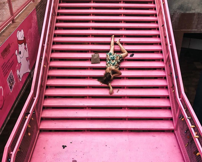 Chẳng cần chứng tỏ nhiều, cứ nhìn cách họ "ngã sấp mặt" bên cạnh núi hàng hiệu, du thuyền, siêu xe thì cũng đã đủ rõ về độ giàu của "con nhà người ta".