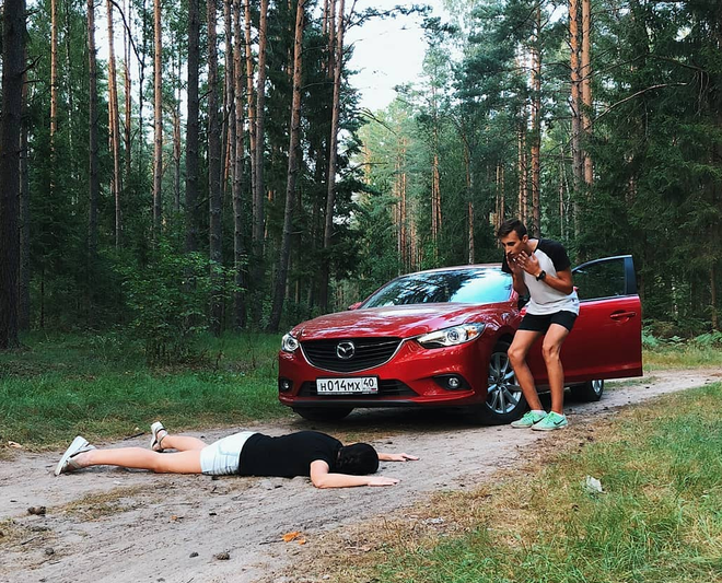 Dù sấp mặt nhưng vẫn phải toát lên thần thái sang chảnh để là tiêu chí đầu tiên mà những bức ảnh theo trào lưu mới của hội con nhà giàu đưa ra.