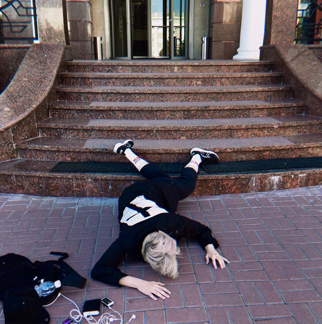 Chịu khó ngã sấp mặt nhưng đừng để ý đến họ mà hãy để ý thứ mà họ đang mặc hoặc rơi lăn lóc xung quanh.