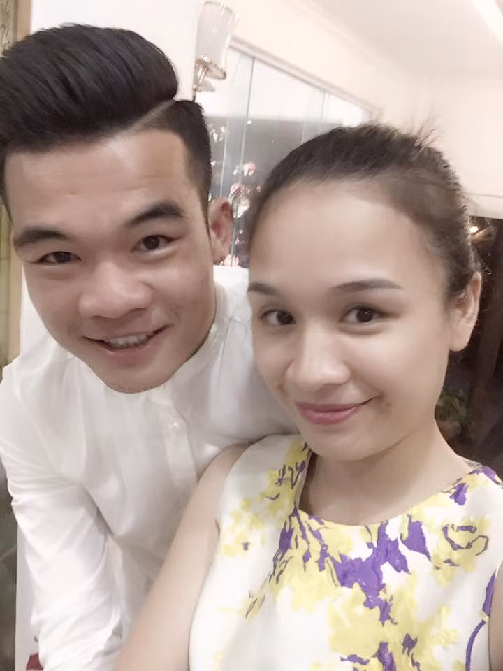 Bên cạnh mẹ, Hoàng Thịnh cũng đăng tải bức ảnh chụp cùng chị gái mình.