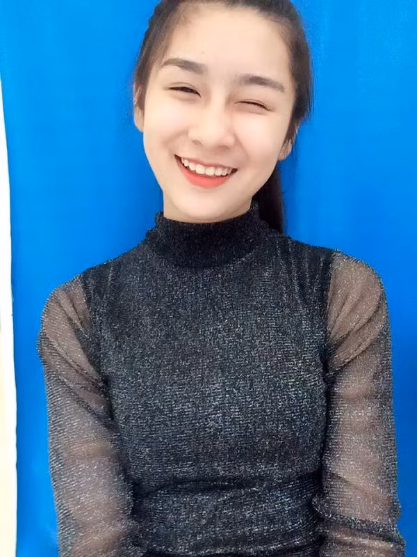 Cũng chính nhờ sự nhầm lẫn trên cũng là cơ hội để dân mạng phát hiện thêm một nữ sinh xinh đẹp, sở hữu nụ cười tỏa nắng.