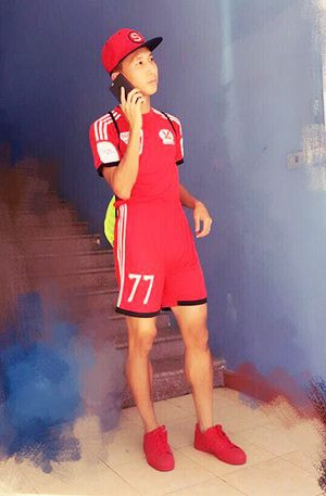 Xuân Tú chơi nguyên cả cây đỏ để kêu gọi đồng đội ở Than Quảng Ninh ra sân: "Anh em ơi, đi tập thôi".